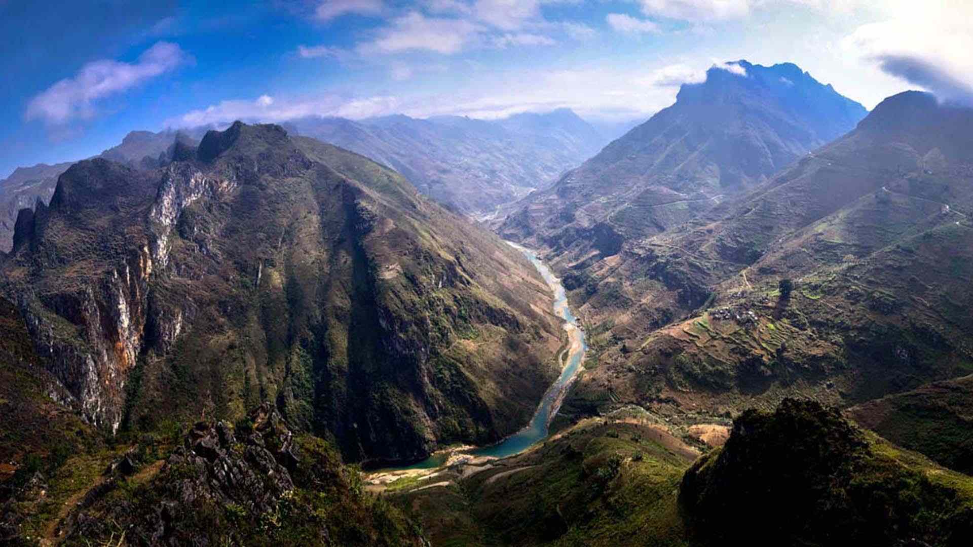 Exploring the <span>Ha Giang Loop